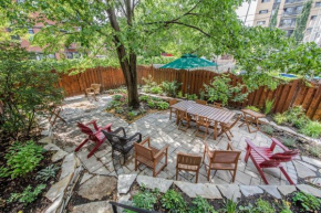 Spacious 2-level 4 bedroom home near Jean-Talon market, pets welcome!